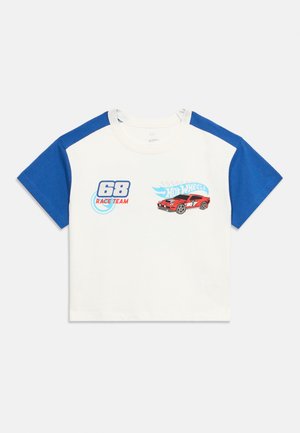 Wit kinder-T-shirt met blauwe mouwen, voorzien van blauwe en rode tekst "68 Race Team" en een rode Hot Wheels raceauto afbeelding aan de voorkant.