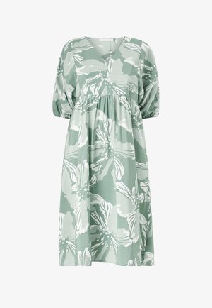 Grøn blomsterkjole med V-udskæring og pufærmer. Fremstillet af letvægtsstof med hvide botaniske tryk og en flydende silhuet.
