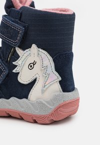 Mørkeblå ankelstøvler med semsket overflate, med et unicorn-motiv og rosa interiør. Teksturert gummisåle i grått og rosa. Borrelåsremmer.