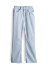 Jeans évasés bleu clair en denim, avec une ceinture boutonnée, deux poches avant et un ourlet effiloché.