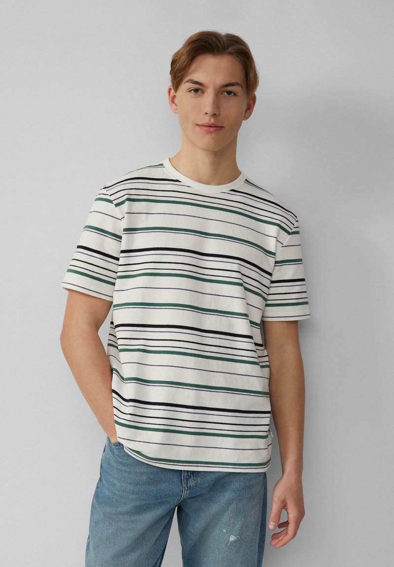 Gestreept katoenen T-shirt in crème met horizontale blauwe, groene en zwarte strepen. Korte mouwen, ronde halslijn, relaxte pasvorm.