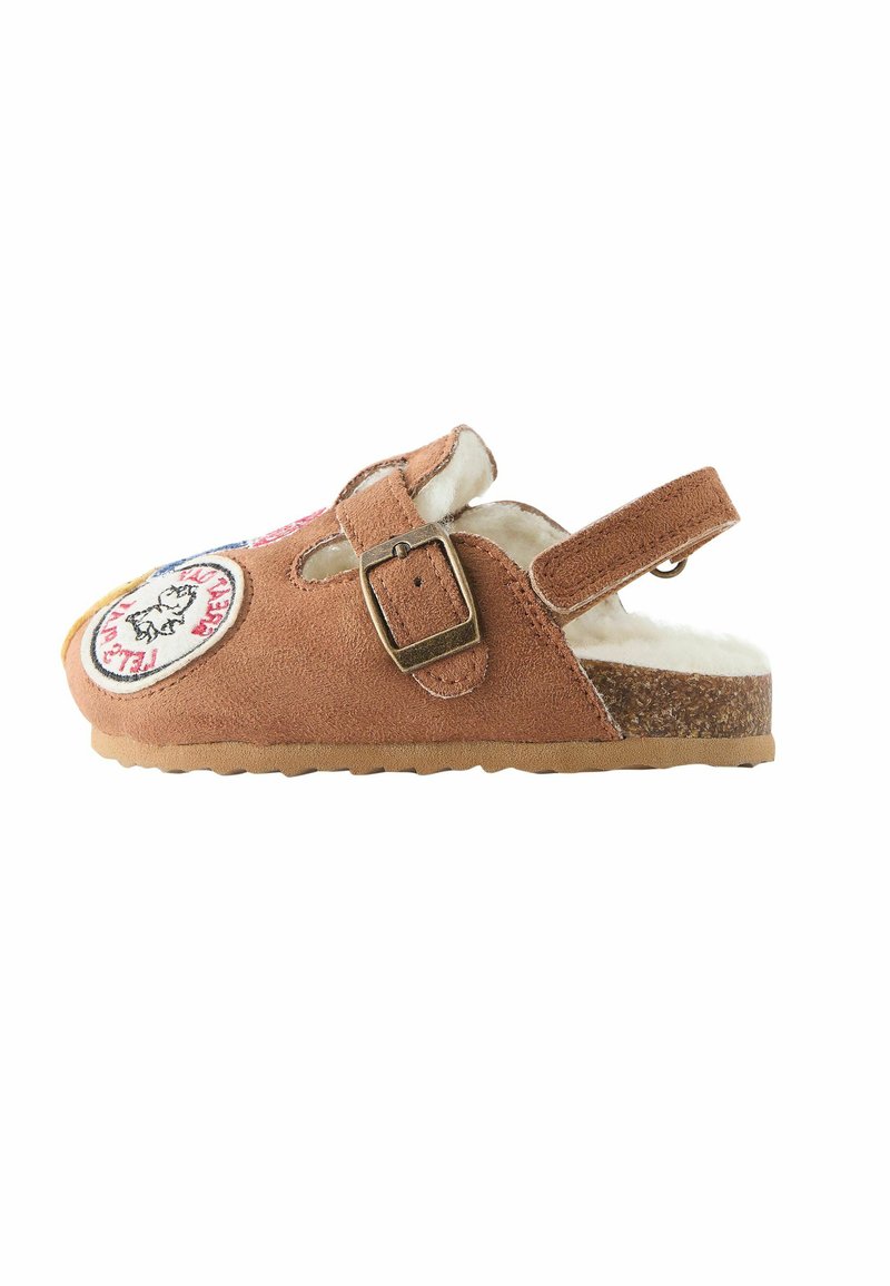Next REGULAR FIT - Dreváky - tan brown varsity badge