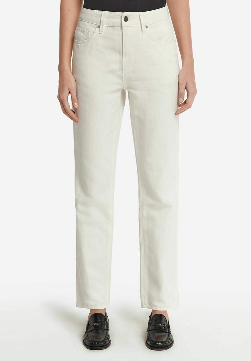 Vita denimjeans med rak ben, med knapp- och dragkedjestängning, bälteshällor samt fram- och bakfickor. Slät textur.