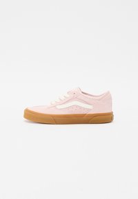 Sneaker in suede rosa con striscia laterale bianca, punta rotonda e chiusura con lacci. Presenta una superficie testurizzata e una suola in gomma naturale.