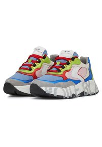 Sneaker multicolori con un mix di materiali in suede e tessuto. Presentano pannelli blu, grigi, verdi, rossi e rosa. Suola spessa bianca e nera.
