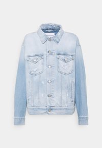 Giacca di jeans azzurro chiaro con colletto, due tasche frontali, dettagli consumati e finiture in metallo argentato. Marchio sul taschino sinistro.