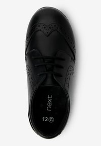 Černá kožená bota s kulatou špičkou, šněrovací design, dekorativní brogue detaily a hladkým povrchem. Velikost 12 G.