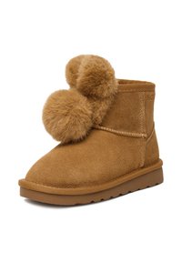 Beżowy zamszowy botek za kostkę z dwoma dużymi futrzanymi pomponami z przodu, gumową podeszwą oraz przeszyciami wzdłuż szwów. Miękka faktura.