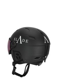 Czarny kask narciarski o matowym wykończeniu, regulowany wizjer, otwory wentylacyjne i wyraźne białe logo "SLADE". Zawiera pasek podbródkowy i wyściółkę na uszy.