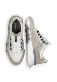 Męskie sneakersy ze skóry w białym kolorze i szarego zamszu. Okrągły nosek, sznurowane z czarnymi oczkami, a także teksturowana gumowa podeszwa z zygzakowatym wzorem.