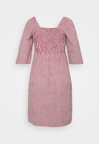 Robe à rayures verticales rouges et blanches avec corsage smocké, encolure carrée et manches trois-quarts bouffantes.