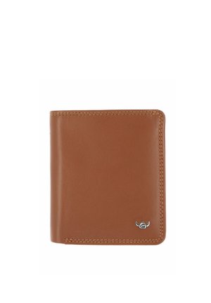 Portefeuille bifold en cuir marron avec une couture soignée et un petit logo argenté en bas à droite, présenté fermé sur fond blanc.