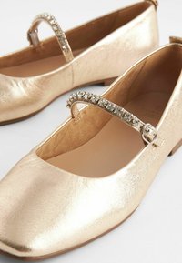 Next SIGNATURE MARY JANE  - Bokapántos balerina cipők - gold jewel
