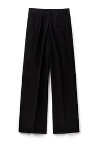 Černé volné kalhoty z lehkého materiálu, s hladkým povrchem, plochým předním dílem, poutky na pásek a jednou zadní kapsou.