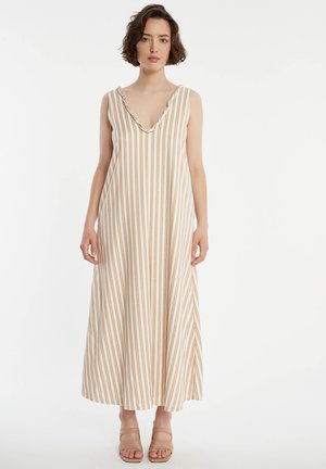 Gestreepte mouwloze jurk in beige en bruin, met een V-hals en een zachte, vloeiende stof die tot halverwege de kuit reikt.