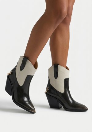 Alma en Pena, High heeled ankle boots - Black