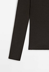 Haut à manches longues côtelé de couleur brun foncé avec une coupe ajustée, présentant un col rond et une texture structurée. Ourlet lisse avec des coutures minimales.