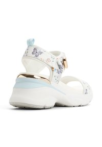 Sandal med blomsterprint, der har en hvid bund, justerbar rem, lyseblå accent, guldfarvet hardware og en polstret hvid sål med tekstureret greb.
