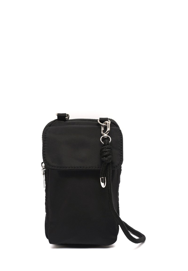 Juodas nailono kryžminis krepšys su užtrauktuko uždarymu, priekinė kišenė ir užrišta virvė kaip dirželis. Yra sidabrinės detalės ir paprasta stačiakampio forma.