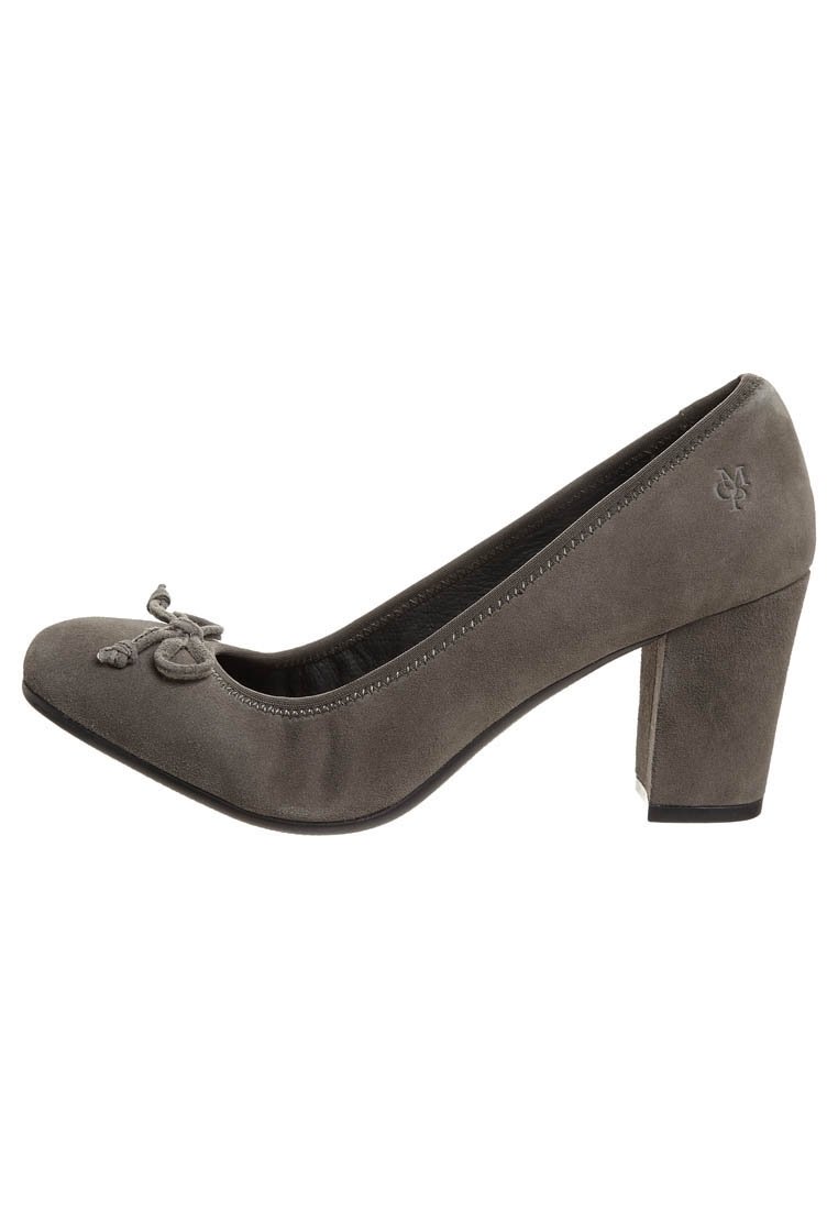 Pump in suede grigia con punta rotonda, dettaglio decorativo a fiocco e tacco alto chunky. Presenta finiture cucite e una superficie liscia.