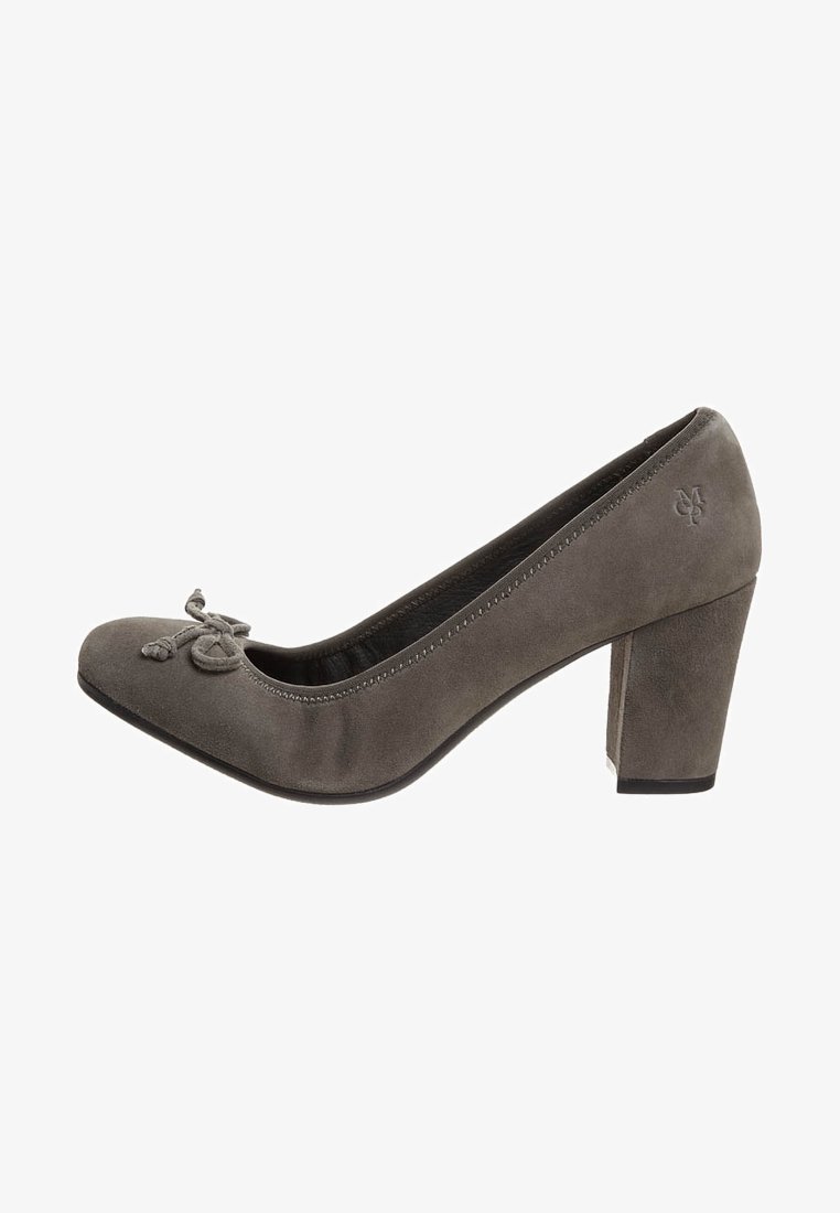 Pump in suede grigia con punta rotonda, dettaglio decorativo a fiocco e tacco alto chunky. Presenta finiture cucite e una superficie liscia.