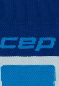 Calzino blu con lavorazione a maglia testurizzata, caratterizzato dal logo "cep" di un blu più chiaro. La parte inferiore presenta una striscia contrastante in blu chiaro e bianco.