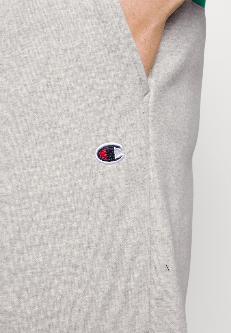 Herren Trainingsanzüge | Champion Rochester CHAMPION ROCHESTER X STRANGER THINGS Jogginghose grey/grau - QM59221 Herren Trainingsanzüge | Champion Rochester CHAMPION ROCHESTER X STRANGER THINGS Jogginghose grey/grau - QM59221