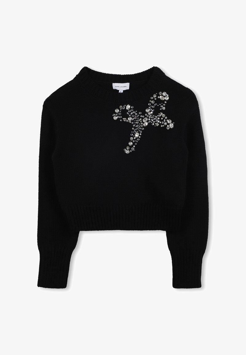 Zwarte gebreide trui met een ronde halslijn en lange mouwen. Heeft een kristallen versiering in een bloemmotief op de borst.