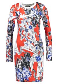 Abito aderente a maniche lunghe con sfondo arancione brillante, foglie in bianco e nero e motivi floreali blu e bianchi, con il logo Nike bianco.