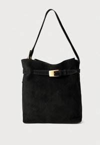 Fekete velúr válltáska ívelt tetejével, aranyszínű fémalkatrészekkel és öv díszítéssel. Puha tapintású, tágas belső térrel és állítható pánttal.