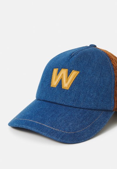 Modrá denimová šiltovka s hnedým kordovým zadkom, s béžovým koženým logom 'W' vpredu a kontrastným prešívaním.