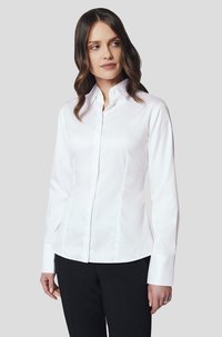 Biała koszula z długim rękawem i kołnierzykiem zapinanym na guziki, dopasowana, gładka w fakturze, z subtelnymi detalami szwów, w połączeniu z czarnymi spodniami.