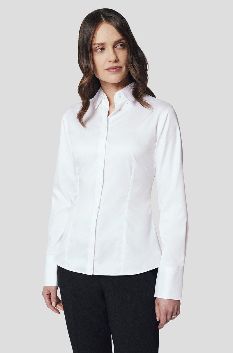 Biała koszula z długim rękawem i kołnierzykiem zapinanym na guziki, dopasowana, gładka w fakturze, z subtelnymi detalami szwów, w połączeniu z czarnymi spodniami.