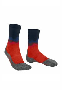 Een paar hoogwaardig presterende sokken in het rood met grijze tenen en hielen, voorzien van een zigzagpatroon in zwart, blauw, paars en rood op de manchet.