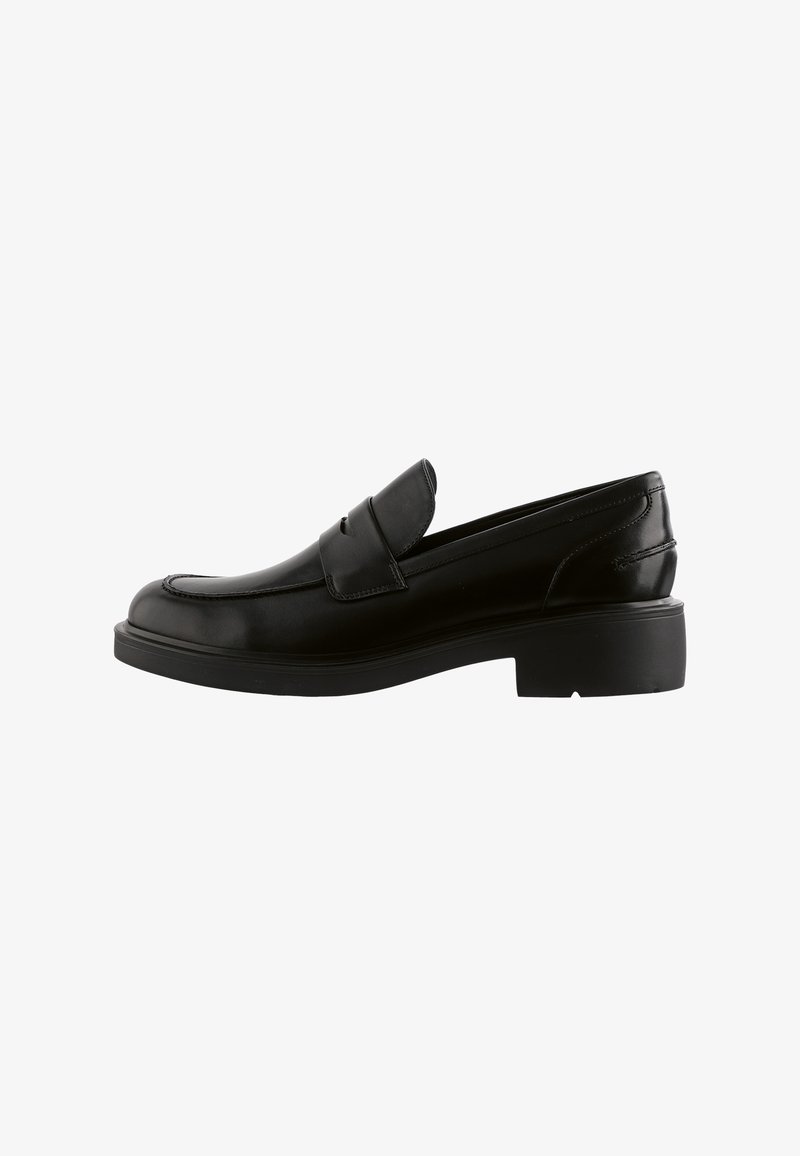 Zwarte leren penny loafer met lage hak, ronde neus en een band over de bovenkant, zijprofiel weergegeven op een witte achtergrond.