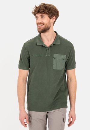 Olijfgroen poloshirt van katoen. Bevat een knoopsluiting, een borstzak en een geborduurde "EXPLORERS" detail op de voorkant.