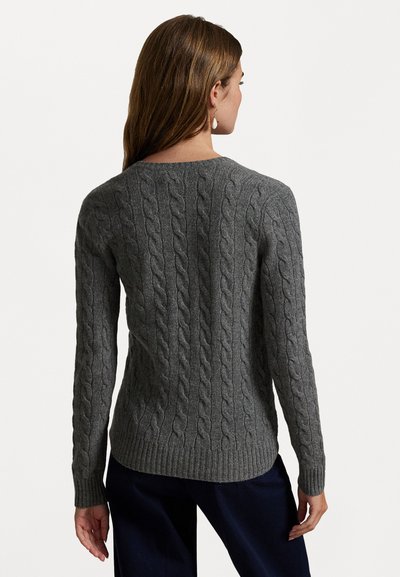Γκρι πουλόβερ πλεκτό με καλώδιο, μακριά μανίκια, στρογγυλή λαιμόκοψη, ριμπ μανσέτες �και τελείωμα. Μαλακή υφή με εφαρμοστή σιλουέτα.