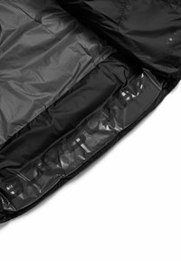 Zwarte geïsoleerde slaapzak met een gladde, glanzende buitenkant en een prominent logo dat op de stof is gedrukt. Voorzien van een ritssluiting en een gestructureerde voering.