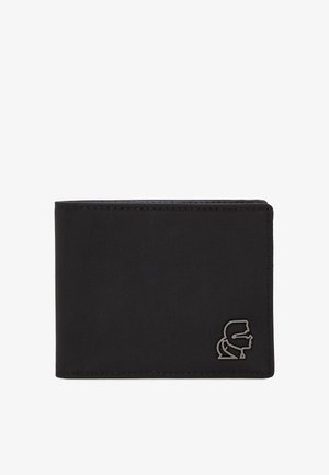 Portafoglio bifold nero con esterno in tessuto testurizzato, accentuato da un logo argentato e una finitura liscia, progettato per un'archiviazione compatta.