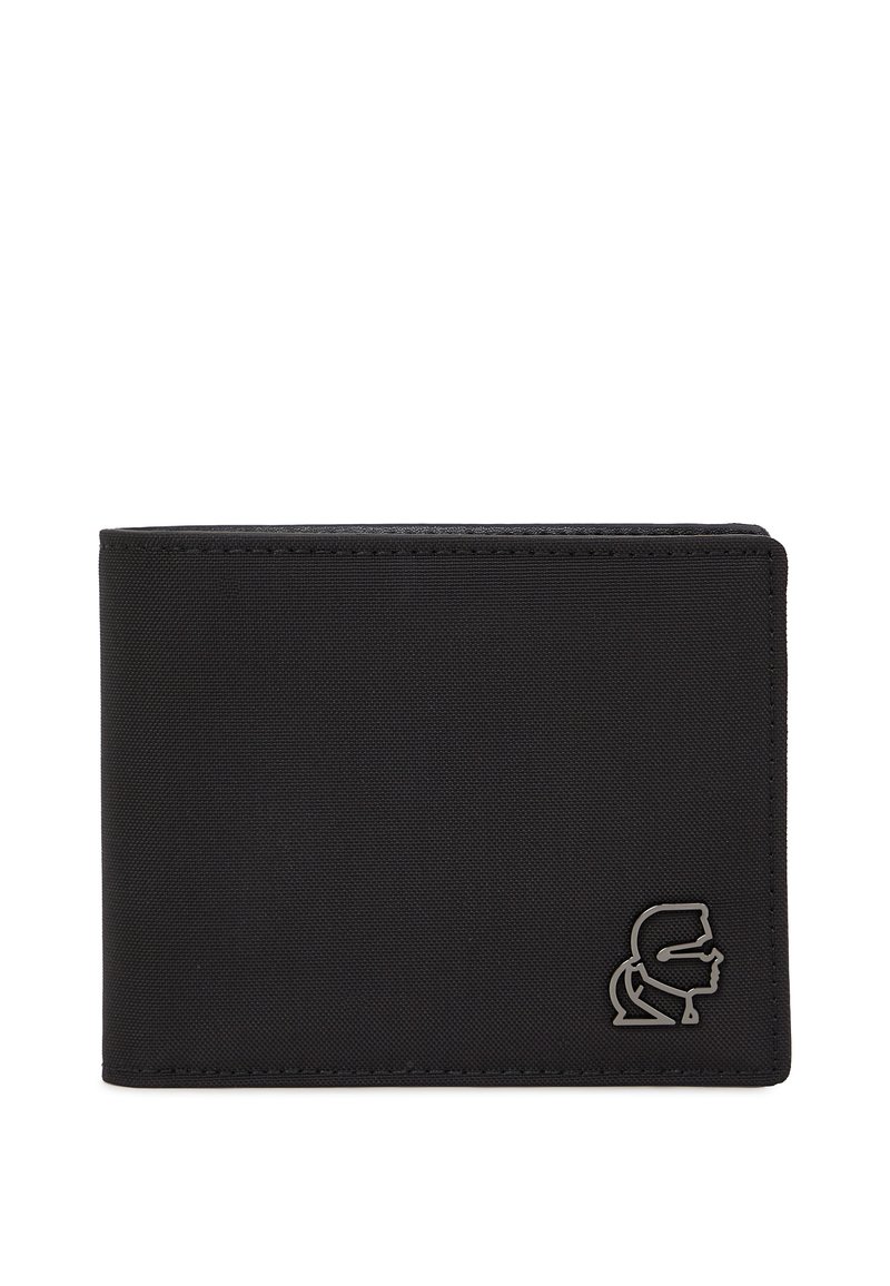 Portafoglio bifold nero con esterno in tessuto testurizzato, accentuato da un logo argentato e una finitura liscia, progettato per un'archiviazione compatta.