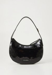 Mustassa paljettilaukussa on kaareva muoto, yksittäinen olkahihna ja yläreunassa vetoketjusuljin. Laukun pohjassa on litteä musta logopläkki.