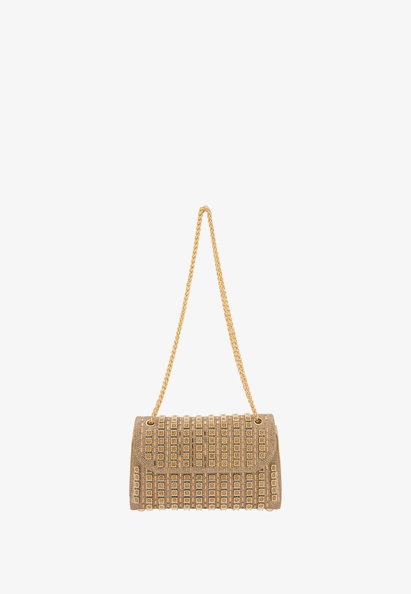 Arany lánccal ellátott válltáska, textúrált bézs felülettel, kis, négyzetes díszítményekből álló, rácsos mintázattal és fedeleldobozzal.