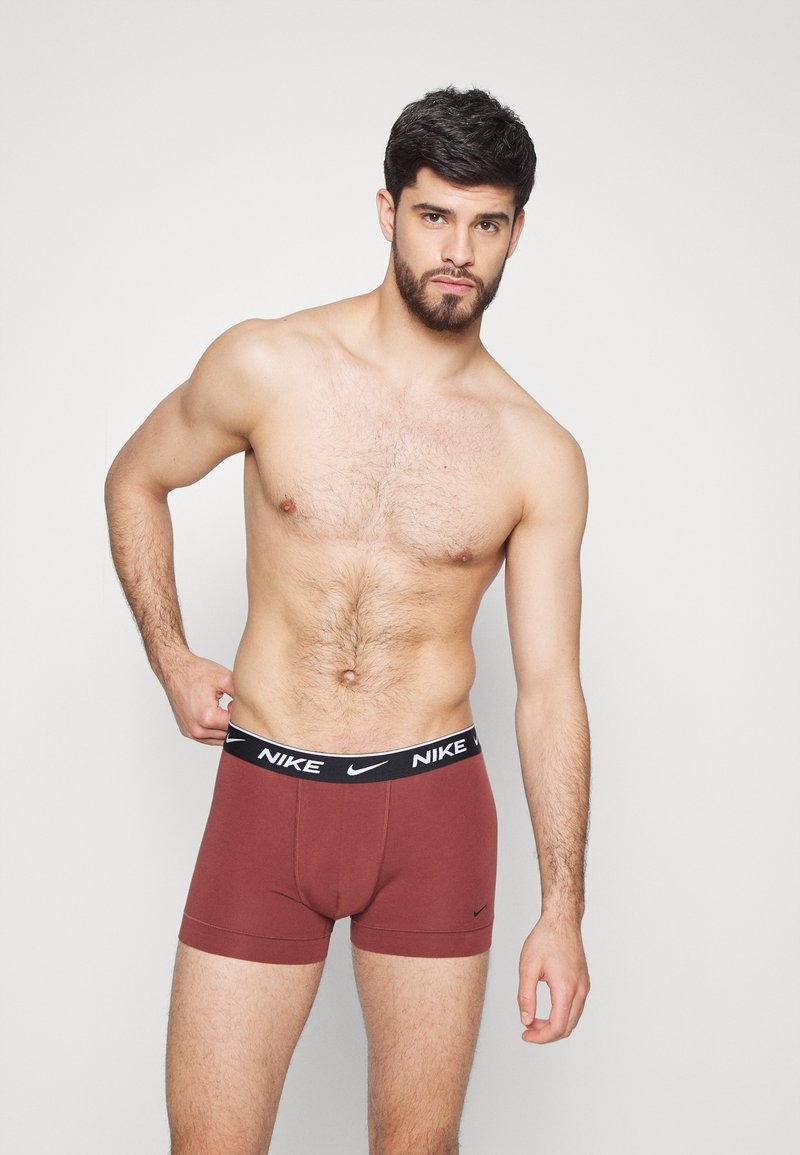 Herren Unterhosen | Nike Underwear DAY TRUNK 3 PACK Panties off white/grey/bordeaux/offwhite - VP85507 Herren Unterhosen | Nike Underwear DAY TRUNK 3 PACK Panties off white/grey/bordeaux/offwhite - VP85507