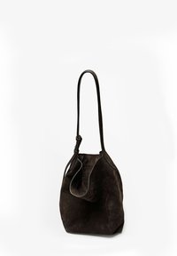Brun ruskinds skuldertaske med en blød, ustruktureret form, lang rem og åben topdesign. Har minimal hardware og ingen synlige lukninger.