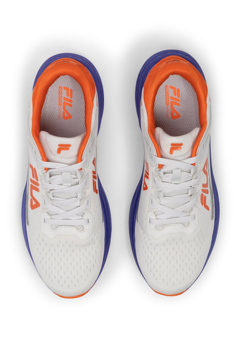 Zapatillas deportivas blancas con parte superior de malla, acentos en naranja y púrpura, suelas texturizadas y sistema de cordones central. Logo de Fila en ambos lados.