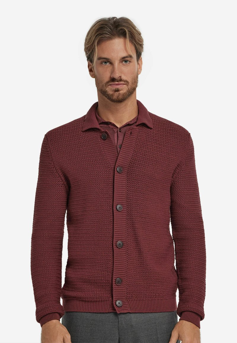 Burgunderfärgad stickad cardigan med ett texturerat mönster, ribbade ärmslut och nederkant, samt fem mörka knappar fram. Kragdesign.