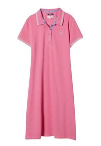Robe polo à manches courtes rose avec un col, présentant des accents rayés, une patte de boutonnage et un col intérieur à motif floral.