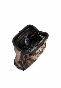 Bolso de mano con un diseño marrón y rosa, con un exterior de cuero sintético texturizado, correa de cadena y un forro interior negro con flores.