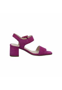 Sandalia de tacón en ante fucsia con tacón cuadrado, diseño de punta abierta y correa ajustable en el tobillo. Textura suave y estilo minimalista.
