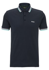 Mörkblå polo shirt med tre svarta knappar, vit och mintrandig krage samt ärmslut, "BOSS"-logga på vänster bröst.